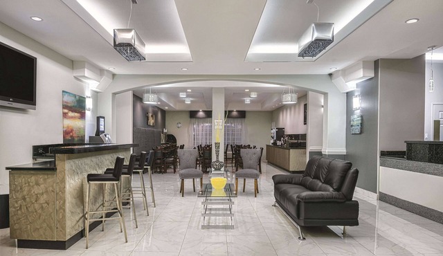 La Quinta Inn & Suites by Wyndham Mercedes Outlet Mall