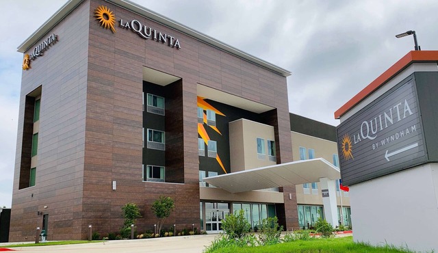 La Quinta Inn & Suites by Wyndham-Red Oak TX IH-35E