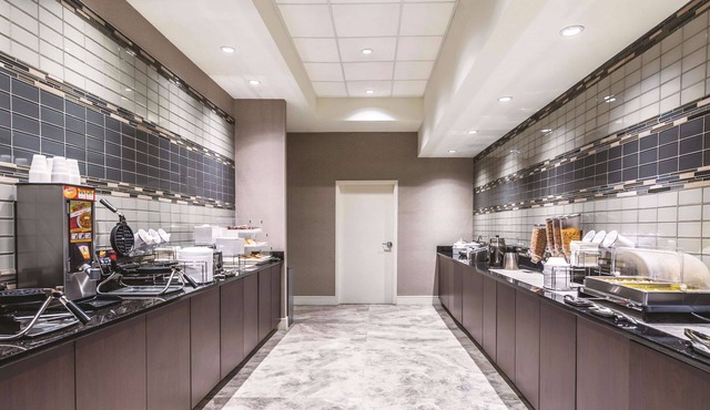 La Quinta Inn & Suites by Wyndham Cincinnati Sharonville