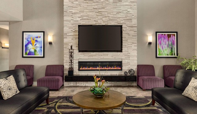 La Quinta Inn & Suites by Wyndham Arlington North 6 Flags Dr