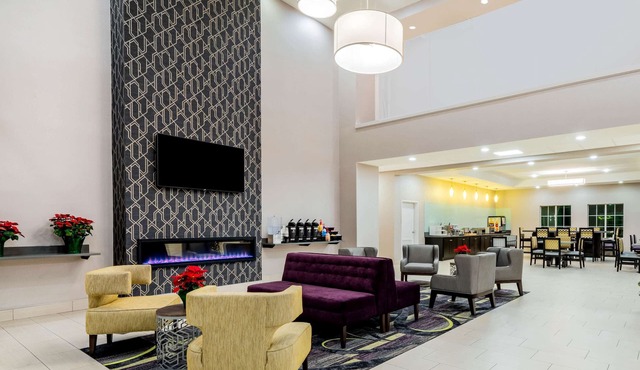 La Quinta Inn & Suites by Wyndham DFW Airport West - Bedford