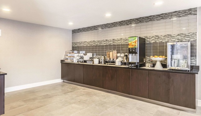 La Quinta Inn & Suites by Wyndham Cleveland - Airport North