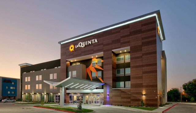 La Quinta Inn & Suites by Wyndham Dallas/Fairpark