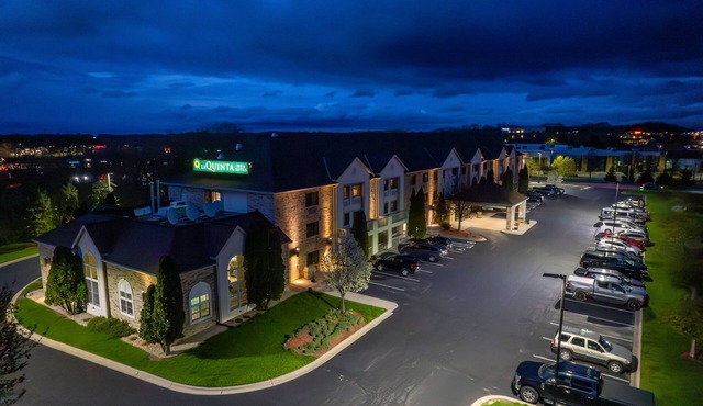 La Quinta Inn & Suites by Wyndham Milwaukee Delafield