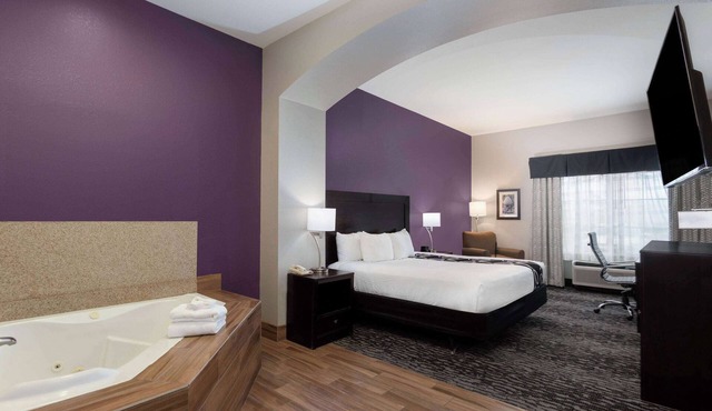 La Quinta Inn & Suites by Wyndham Huntsville Airport Madison