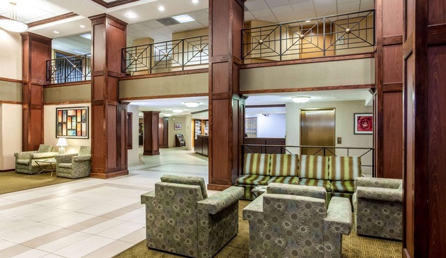 La Quinta Inn & Suites by Wyndham Milwaukee Bayshore Area