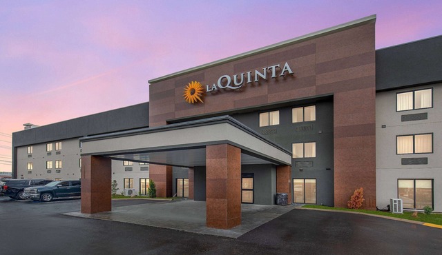La Quinta Inn & Suites by Wyndham Nashville Airport