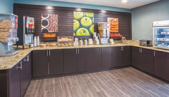 La Quinta Inn & Suites by Wyndham O'Fallon, IL - St. Louis