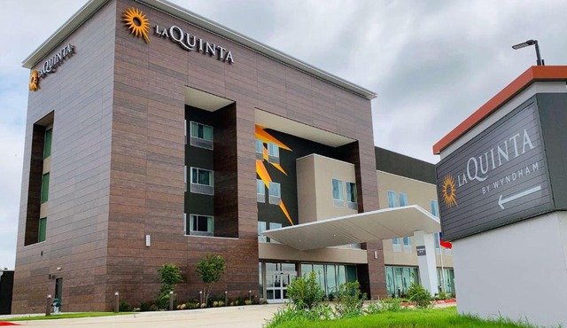 La Quinta Inn & Suites by Wyndham - Red Oak TX IH-35E