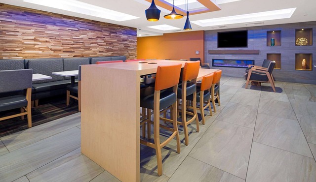 La Quinta Inn & Suites by Wyndham Orange County Airport