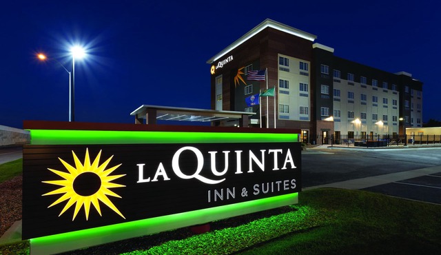 La Quinta Inn & Suites by Wyndham Wichita Airport