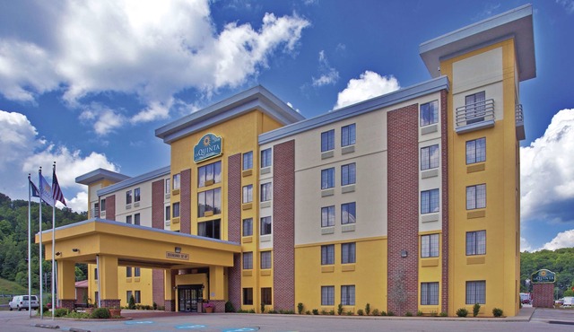 La Quinta Inn & Suites by Wyndham Elkview - Charleston NE