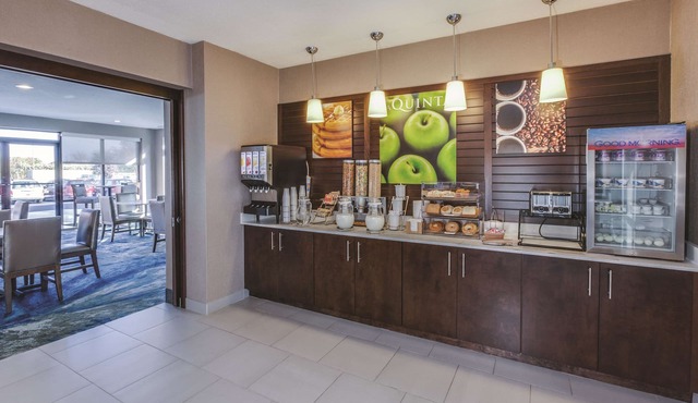 La Quinta Inn & Suites by Wyndham Philadelphia Airport