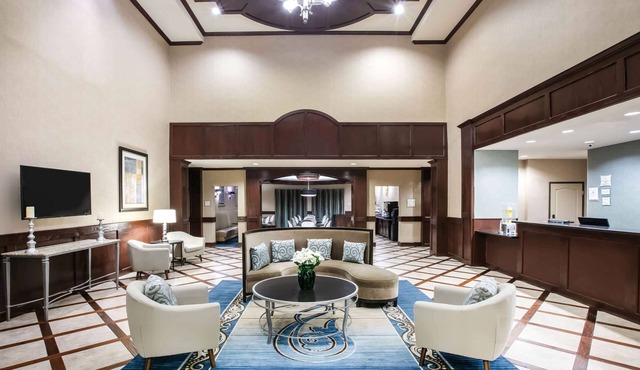 La Quinta Inn & Suites by Wyndham DFW Airport West - Euless
