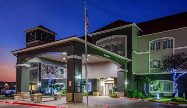 La Quinta Inn & Suites by Wyndham Laredo Airport