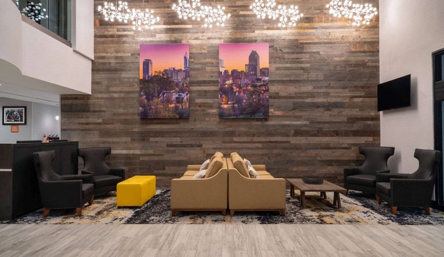 La Quinta Inn & Suites by Wyndham Raleigh Downtown North