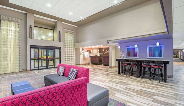 La Quinta Inn & Suites by Wyndham Denison - N. Lake Texoma