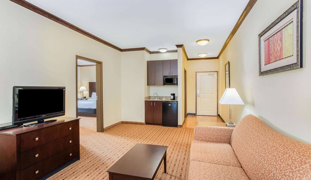 La Quinta Inn & Suites by Wyndham Ennis