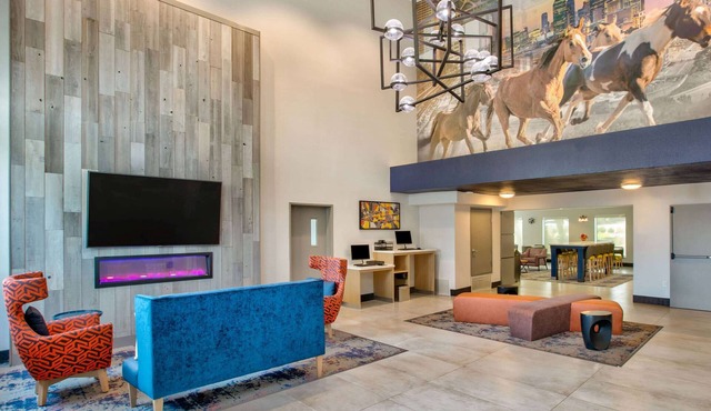 La Quinta Inn & Suites by Wyndham Dallas - Las Colinas