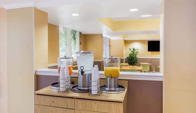 La Quinta Inn & Suites by Wyndham Sarasota Downtown