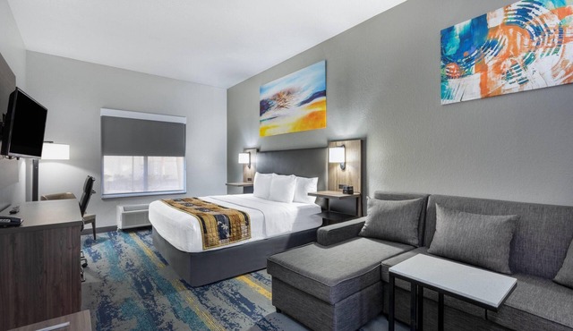 La Quinta Inn & Suites by Wyndham Tampa Central