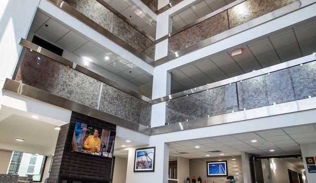La Quinta Inn & Suites by Wyndham Dallas I-35 Walnut Hill Ln