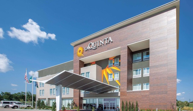 La Quinta Inn & Suites by Wyndham Tulsa Broken Arrow