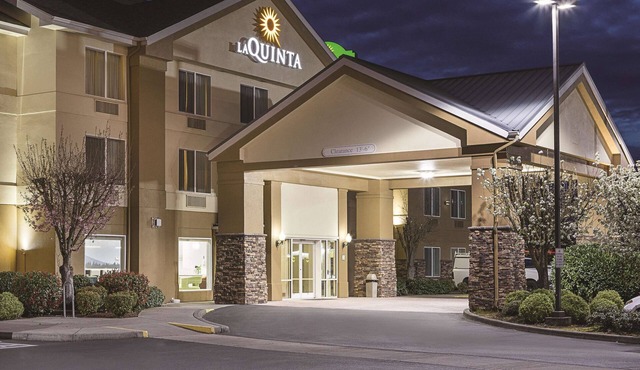 La Quinta Inn & Suites by Wyndham Central Point - Medford