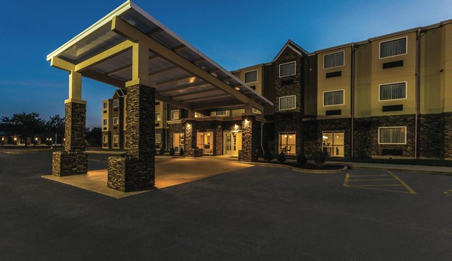 La Quinta Inn & Suites by Wyndham Collinsville - St. Louis