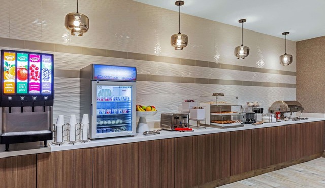 La Quinta Inn & Suites by Wyndham Kansas City Beacon Hill