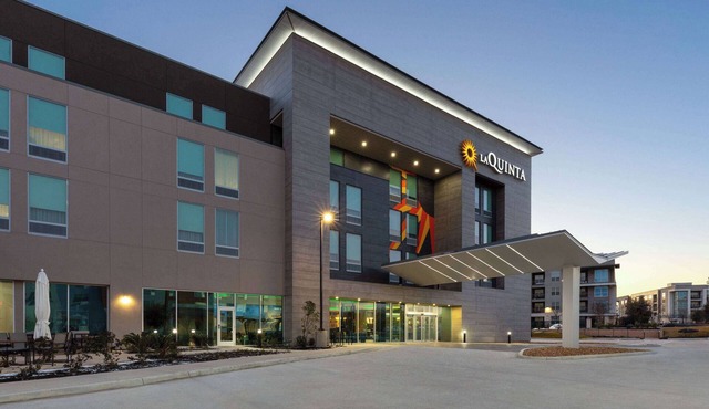 La Quinta Inn & Suites By Wyndham San Antonio At The Rim