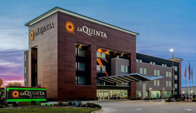 La Quinta Inn & Suites by Wyndham San Antonio Alamo City