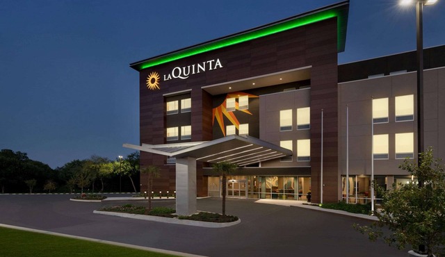 La Quinta Inn & Suites by Wyndham San Antonio Seaworld/LAFB