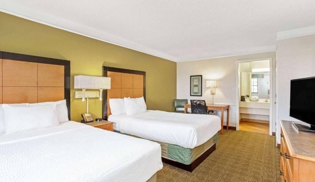 La Quinta Orlando Airport West | 2 Double Beds | Shuttle to MCO | 2 Units