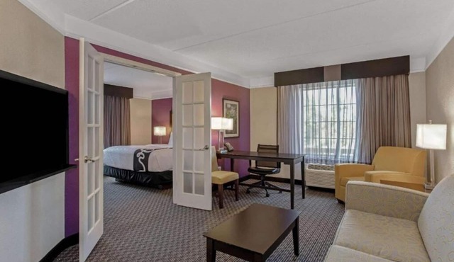 La Quinta Orlando | King Suite | Sofa Bed | Free Breakfast & Shuttle | Pool