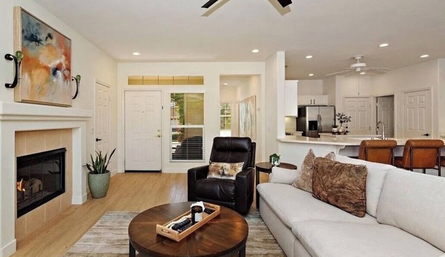 La Quinta’s finest luxury golf course community Charming 2-bedroom house!