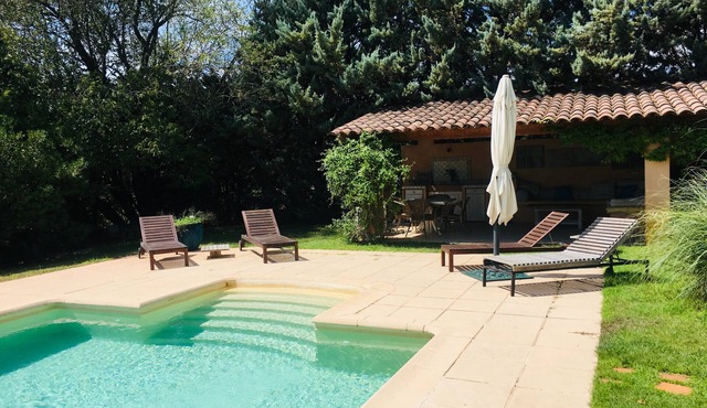 La Ralaye : peaceful close to shops and restaurants