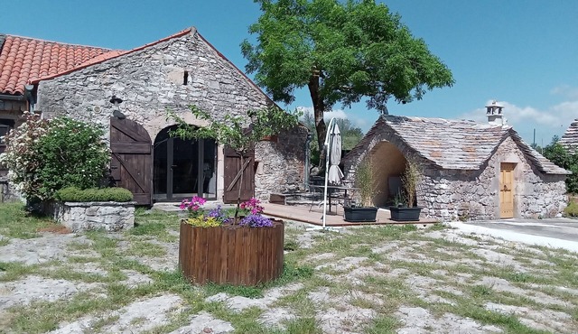 LA REMISE, small house in the heart of an old farmhouse
