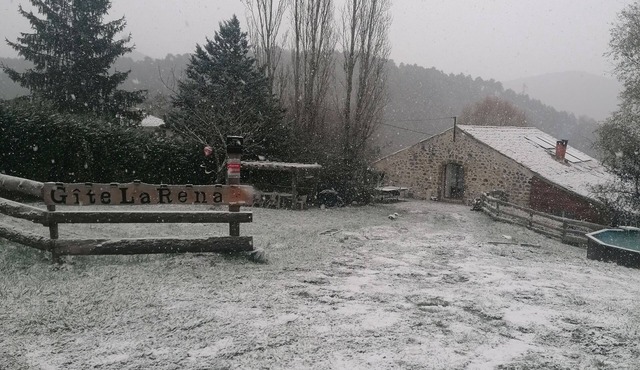 La Rena, self-catering barn, bikers and horse riders welcome. Sleeps 2-8