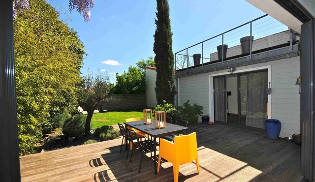 La Rochelle house, swimming pool, quiet residential area near downtown