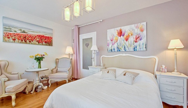 “La Romance”: voluptuous and cozy! - Air conditioning and free/secure parking!