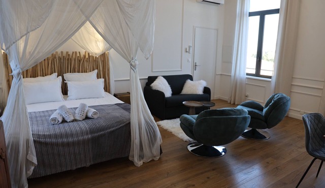 La Romantique, luxury suite with bathtub at Château La Vidalle