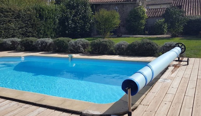 La Roseraie, delightful cottage for 2 with large pool.