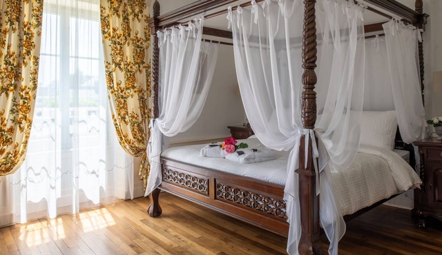 La Rose de Ducey, Romantic room "La Rose Féérique" in the bay of Mt St Michel