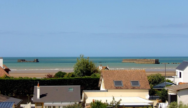 La Rose des Vents" duplex apartment with sea view and Arromanches pontoons