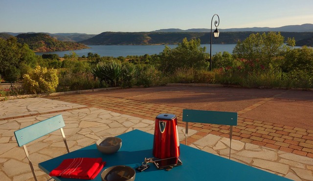 La Rosepierre, studio with a breathtaking view of the red-blue-green Salagou mountains