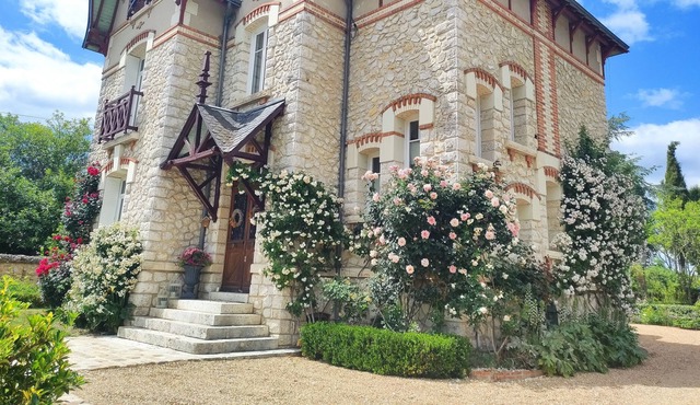 "La Roseraie" charm of a bourgeois house at the entrance of Chambord