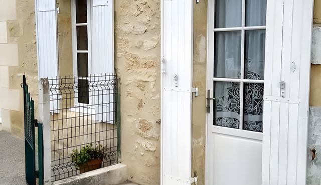 La Roseraie Guest Room with Private Terrace, Garden & Wi-Fi in Saint-Émilion