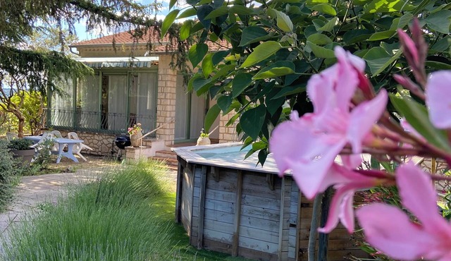 La Roseraie in the heart of the Luberon with swimming pool