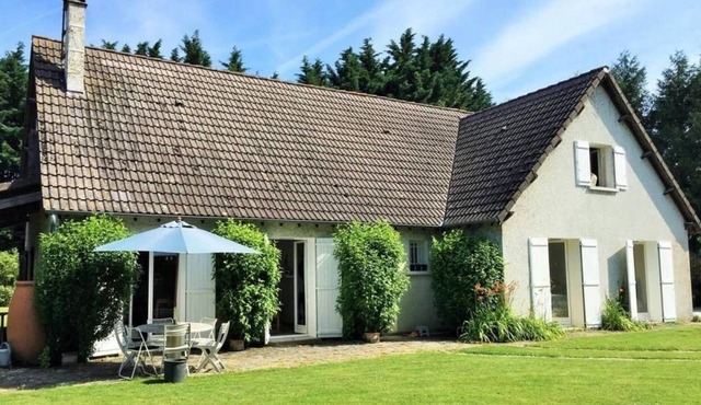 La Roseraie : Maison de Campagne au Calme au Coeur d 'un Petit Village Bourguignon